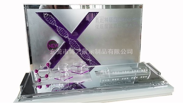 我們在定制亞克力展示架時，應該選擇UV印刷還是絲印呢？